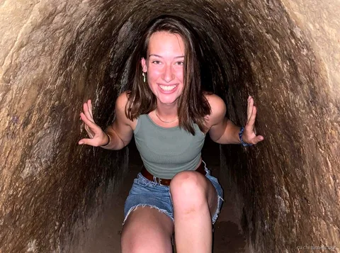Tunnelingang bij Ben Duoc tijdens de minder drukke Cu Chi Tunnels tour