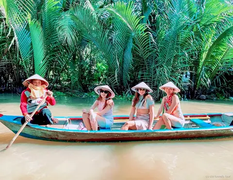 Sampan bootvaart door de kanalen van de Mekong Delta tijdens de Cu Chi Tunnels en Mekong Delta tour