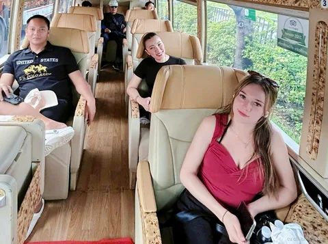 Groupe visitant les tunnels de Cu Chi lors de l'excursion avec stand de tir