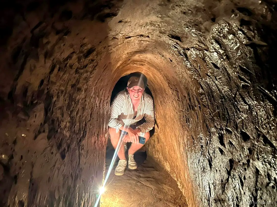 Visiteurs de l'excursion tunnels de Cu Chi marchant sur le sentier de la jungle pres des entrees des tunnels