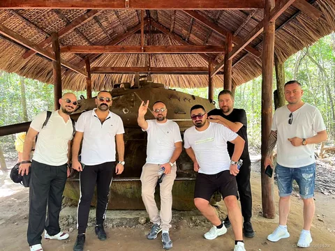 Prive gids leidt een Cu Chi Tunnels tour door het ondergrondse complex